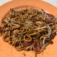 Photo taken at Tiong Bahru Fried Kway Teow by Kane S. on 5/13/2023