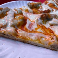 Снимок сделан в Famous Original Ray&amp;#39;s Pizza пользователем Eric A. 6/14/2022
