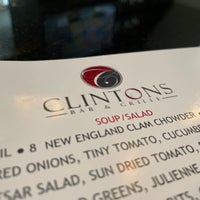 Foto tomada en Clintons Bar and Grille  por Eric A. el 3/21/2022