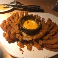 Photo taken at Outback Steakhouse by Vanda M. on 12/10/2018