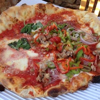 6/14/2013 tarihinde James S.ziyaretçi tarafından Howie&amp;#39;s Artisan Pizza'de çekilen fotoğraf