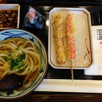 Photo taken at Marugame Seimen (มารุกาเมะ เซเมง) 丸亀製麺 by Tㅁㅌy the passer by on 5/12/2013
