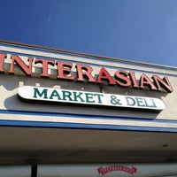 รูปภาพถ่ายที่ InterAsian Market &amp;amp; Deli โดย GizmoWu เมื่อ 11/21/2012