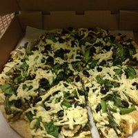 11/16/2013 tarihinde Dicey E.ziyaretçi tarafından Pizza Day'de çekilen fotoğraf
