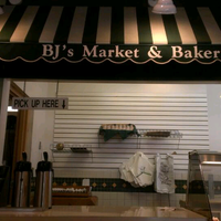 Foto tomada en BJ&amp;#39;s Market &amp;amp; Bakery  por NaTia S. el 8/29/2013