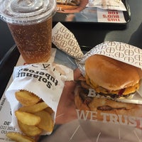6/9/2017 tarihinde Kelly D.ziyaretçi tarafından Hã? Burger'de çekilen fotoğraf