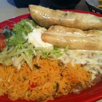 Das Foto wurde bei 3 Amigos Mexican  Restaurant von Tracy S. am 10/7/2012 aufgenommen