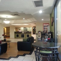 Das Foto wurde bei La Quinta Inn &amp; Suites Orlando Universal Area von Berardo G. am 9/17/2012 aufgenommen