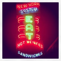 Foto tomada en Olneyville New York System Restaurant  por Thomas The Fourth el 10/6/2012
