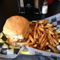 Foto tomada en Fatty&amp;#39;s Burgers &amp;amp; More  por Alan T. el 12/16/2012