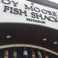 Снимок сделан в Roy Moore&amp;#39;s Fish Shack Restaurant пользователем Volodymyr S. 6/28/2020
