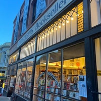 Foto tirada no(a) City Lights Bookstore por Samantha H. em 11/20/2023