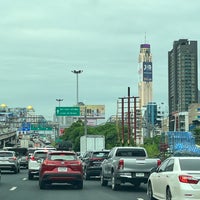 Photo taken at Din Daeng Toll Plaza by Danne D. on 7/24/2023