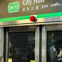 Photo taken at City Hall MRT Interchange (EW13/NS25) by Danne D. on 11/19/2022