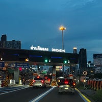 Photo taken at Din Daeng Toll Plaza by Danne D. on 9/3/2022