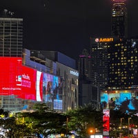 Photo taken at Ratchaprasong Skywalk by Danne D. on 12/1/2022