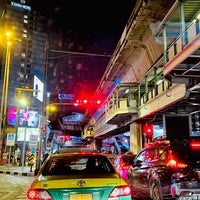 Photo taken at Asok Intersection by Danne D. on 11/15/2022