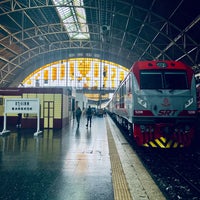 Photo taken at Platform 4 by Danne D. on 10/19/2022
