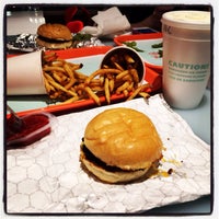 Foto tirada no(a) Atomic Burger por Mary em 1/9/2014