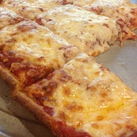 Das Foto wurde bei Nat&amp;#39;s Pizza von Lauren M. am 12/30/2012 aufgenommen
