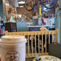 รูปภาพถ่ายที่ Bike Stop Cafe โดย Lauren C. เมื่อ 2/12/2022