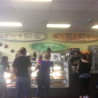 3/5/2017 tarihinde Branigan P.ziyaretçi tarafından Surfin Donuts'de çekilen fotoğraf
