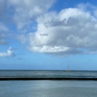 Foto diambil di Waikiki Beach Walls oleh William a. pada 2/6/2024
