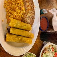 Снимок сделан в La Parrilla Mexican Restaurant пользователем Joe P. 12/14/2022
