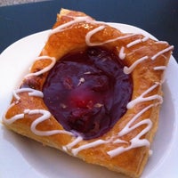 12/31/2012 tarihinde Carrie W.ziyaretçi tarafından Nougat Bakery And Delicatessen'de çekilen fotoğraf