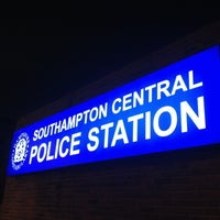 Foto tirada no(a) Southampton Central Police Station por Chris T. em 10/5/2012