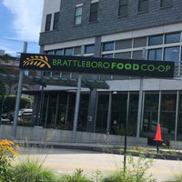 Foto tirada no(a) Brattleboro Food Co-op por Allen J. em 8/9/2016