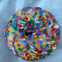 Foto tirada no(a) South Swell Donuts por Susie K. em 10/31/2022