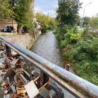 รูปภาพถ่ายที่ Užupio tiltas | Užupis bridge โดย Brew L. เมื่อ 9/23/2021