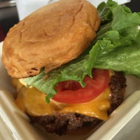 Снимок сделан в Beep&amp;#39;s Burgers пользователем m d. 3/7/2016