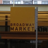 รูปภาพถ่ายที่ Broadway Market โดย Pauline H. เมื่อ 10/30/2012