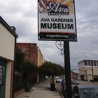 รูปภาพถ่ายที่ Ava Gardner Museum โดย Becki K. เมื่อ 10/18/2012