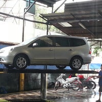 Photo taken at Clean and White Car Wash by Mikha L. on 9/5/2013