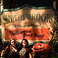Photo taken at Universal&amp;#39;s Halloween Horror Nights 22 by Tabatha P. on 10/26/2015