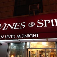 Photo prise au West End Wine &amp;amp; Spirits par Alex T. le12/4/2013