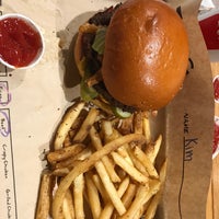 รูปภาพถ่ายที่ Dugg Burger โดย Kimberly C. เมื่อ 11/17/2018