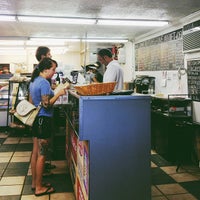 Foto tirada no(a) Pinegrove Market and Deli por Corinna H. em 7/11/2013