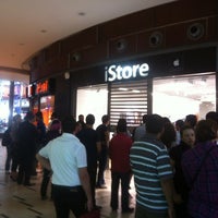 รูปภาพถ่ายที่ iStore Tunis City โดย Mad A. เมื่อ 10/7/2012