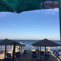 Снимок сделан в Aigaio Beach Bar пользователем Esra A. 5/19/2017