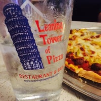 Снимок сделан в Leaning Tower of Pizza пользователем Nannah K. 6/29/2015