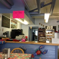 Das Foto wurde bei Coastal Cafe and Bakery von Piper G. am 7/3/2013 aufgenommen