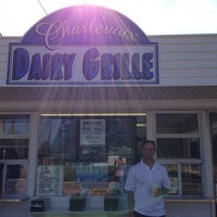 7/13/2013 tarihinde Julie K.ziyaretçi tarafından Charlevoix Dairy Grille'de çekilen fotoğraf