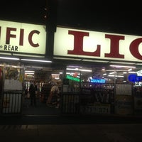 Foto tirada no(a) Pacific Liquor por Arman D. em 11/16/2012