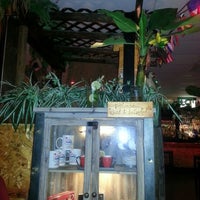 Foto scattata a Gusto Cuban Cafe da Carrie G. il 11/5/2012