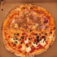 รูปภาพถ่ายที่ Tomasso - New York Pizza โดย Jesus P. เมื่อ 10/9/2018