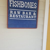 Foto tomada en Fishbones Raw Bar &amp;amp; Restaurant  por Alesa A. el 5/2/2018